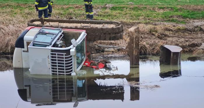 Keine Verletzten Fahrer landete in Stainz mit seinem Bagger im Teich